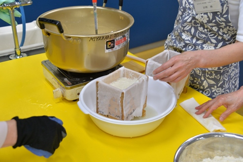 生きがい科学館「大豆から豆腐をつくろう」